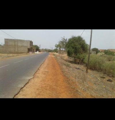 Terrain de 300m2 a yène sur mer