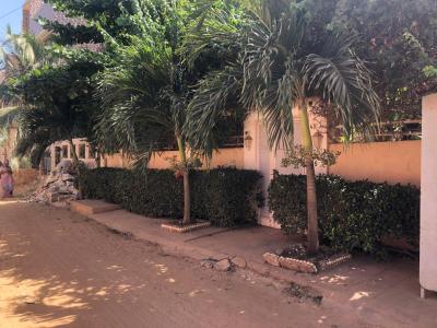 Une villa r+2 de 400m2 angle almadies 