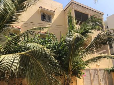 Une villa r+2 de 400m2 angle almadies 