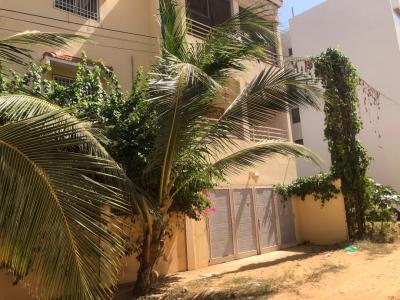 Une villa r+2 de 400m2 angle almadies 