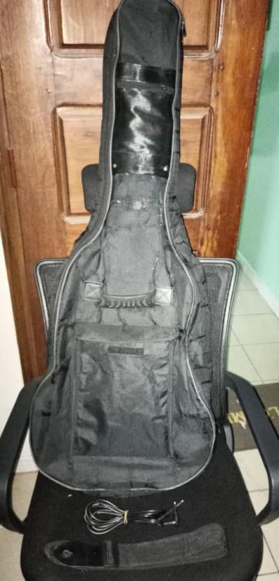 GUITAR ELECTRIQUE + CABLE + HARNES + HOUSSE 