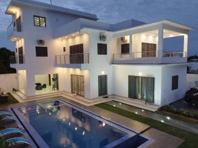 Belle villa neuve meublée à louer à Saly 