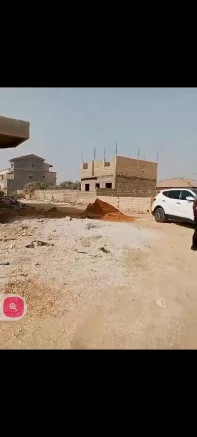 terrain de 300 metres carres a saly 