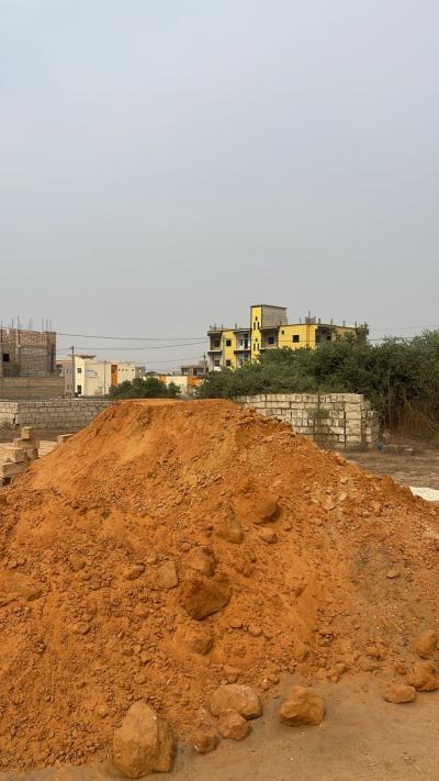 terrain de 300 metres carres a malicounda
