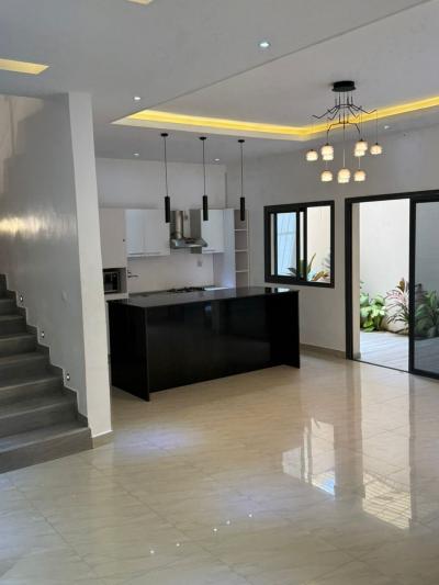 Villa R+2 à louer cité Mbackiyou Faye